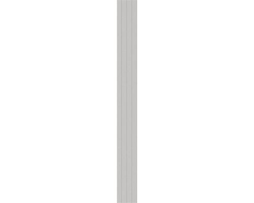 Wandpaneel met verticale groeven en fijne steenstructuur.