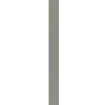 Grijs gevelpaneel met verticale groeven en een gestructureerd oppervlak.