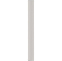Verticaal wandpaneel met lamellenstructuur in lichtgrijs voor decoratieve wandafwerking.