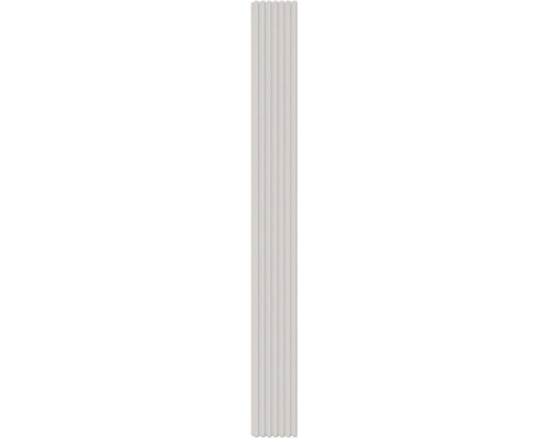 Verticaal wandpaneel met lamellenstructuur in lichtgrijs voor decoratieve wandafwerking.