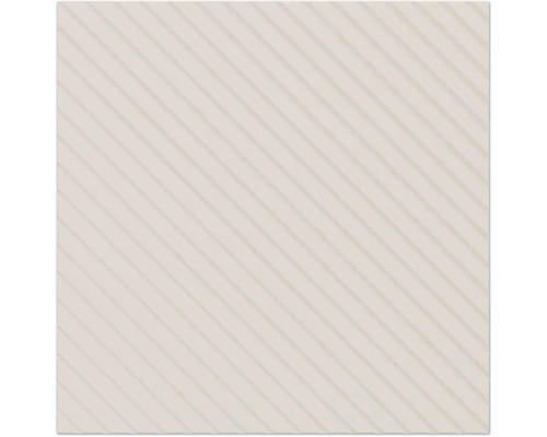 Beige vierkante wandtegel met diagonale reliëfstructuur en geribbeld oppervlak.