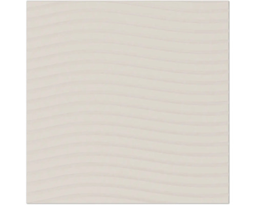 Vierkante wandtegel in beige met horizontale golfstructuur en reliëfoppervlak.