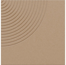 Vierkante beige tegel met een concentrisch cirkelpatroon in een hoek.