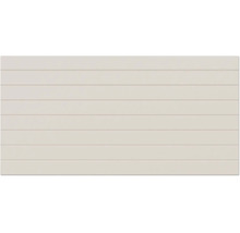 Rechthoekige wandtegel in beige met horizontale groeven en een mat oppervlak.