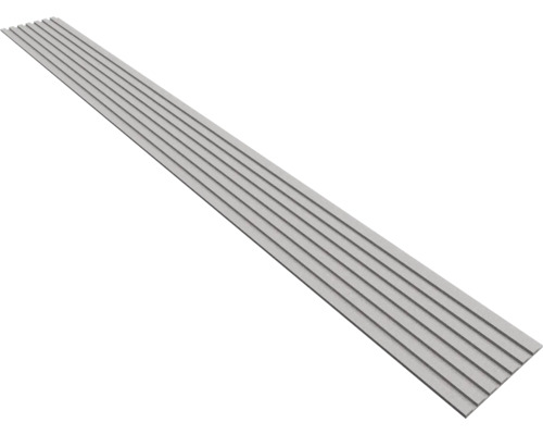 Grijs wandpaneel met lamellenlook en gegroefde structuur.
