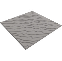 Grijs wandpaneel met driedimensionaal golfpatroon en onregelmatige ribbels.