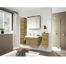 Moderne badkamer met badmeubelset in eikenlook, inclusief wastafelonderkast, spiegelkast, kolomkast en inloopdouche.