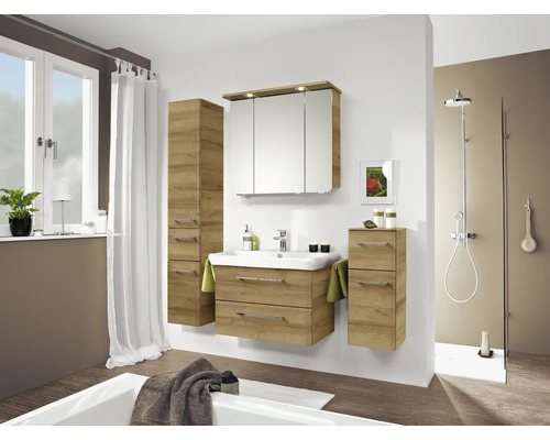 Moderne badkamer met badmeubelset in eikenlook, inclusief wastafelonderkast, spiegelkast, kolomkast en inloopdouche.