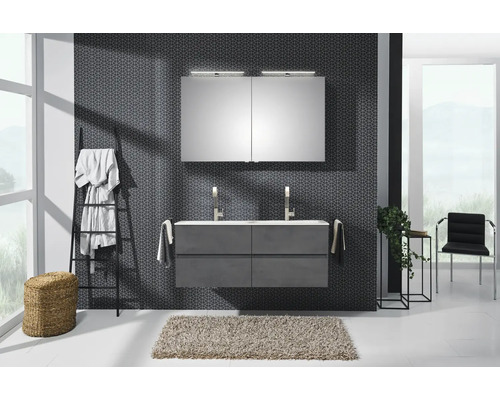 Moderne badkamerset bestaande uit een grijs dubbel wastafelmeubel met twee kranen, een grote spiegelkast en een wand met geometrisch patroon.