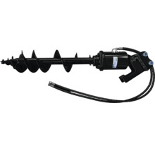 Hydraulische grondboor van zwart metaal met spiraalboor, hydraulische slangen en Zipper Logo.