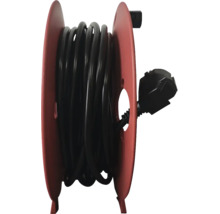 Rode kabelhaspel met opgerolde zwarte kabel en randaardestekker.