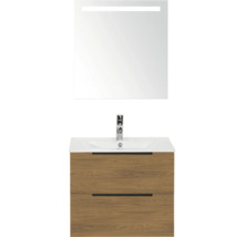 Moderne badmeubelset met wastafelonderkast in houtlook, twee laden, witte wastafel, verchroomde kraan en spiegel met LED-verlichting.