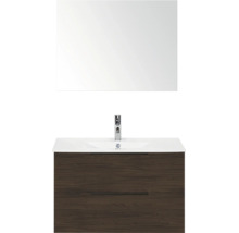 Moderne badkamermeubelset met onderkast in donkere houtlook, twee lades, witte wastafel, chromen kraan en een rechthoekige wandspiegel.