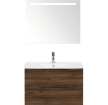 Modern badkamermeubelset met wastafelonderkast in houtlook, twee lades, witte wastafel, verchroomde kraan en spiegel met verlichting.