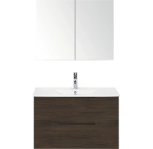 Badkamermeubelset bestaande uit een tweedeurs spiegelkast, witte wastafel met kraan en een onderkast met twee laden in houtlook.