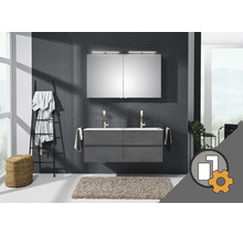 Moderne badkamer met dubbel wastafelmeubel, grote spiegelkast met verlichting, wand met patroon, handdoekladder en configurator-symbool.