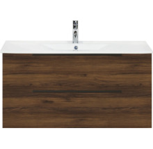 Wastafelmeubel met witte wastafel, verchroomde kraan en houten onderkast met twee laden en zwarte handgrepen.