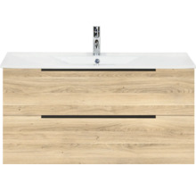 Modern wastafelmeubel in lichte houtlook met twee laden, zwarte greeplijsten, witte wastafel en verchroomde kraan.