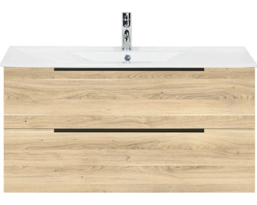 Modern wastafelmeubel in lichte houtlook met twee laden, zwarte greeplijsten, witte wastafel en verchroomde kraan.