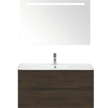 Moderne badkamermeubelset met onderkast in donkere houtlook, witte keramische wastafel en spiegel met led-verlichting.