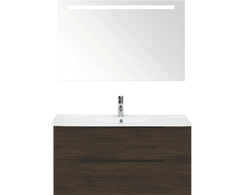 Moderne badkamermeubelset met onderkast in donkere houtlook, witte keramische wastafel en spiegel met led-verlichting.