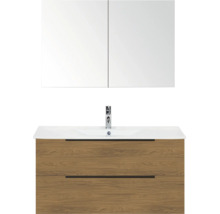 Badkamerset bestaande uit een spiegelkast en een wandhangend wastafelmeubel met houtlook, witte wastafel en kraan.