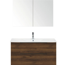 Badmeubelset bestaande uit een wastafelmeubel met houtlook en twee laden, een witte wastafel, kraan en een spiegelkast.