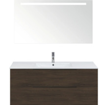 Badkamermeubelset met een onderkast in donker houtdecor met twee lades, een witte wastafel met kraan en een spiegel met geïntegreerde LED-verlichting.