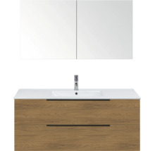 Moderne badkamerset met wastafelonderkast in houtlook met twee laden, witte wastafel met kraan en tweedeurs spiegelkast.