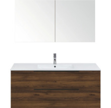 Badkamermeubelset bestaande uit een tweedeurs spiegelkast, een witte wastafel met kraan en een donker houten onderkast met twee laden.