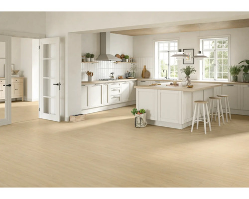 Lichte keuken en woonkamer met een lichte vloer met houtlook, witte kasten, een groot kookeiland met krukken en twee ramen.