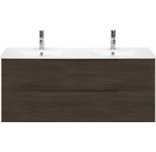 Dubbele wastafel met onderkast in donkerbruin houtdecor, twee witte wasbakken en verchroomde kranen.