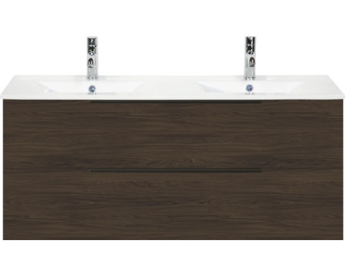 Dubbele wastafel met onderkast in donkerbruin houtdecor, twee witte wasbakken en verchroomde kranen.