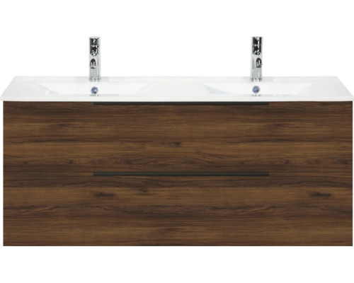 Dubbele wastafel met onderkast in donker houtdecor, twee laden met zwarte handgrepen en twee kranen.