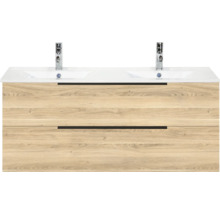 Dubbele wastafel met onderkast in houtlook, witte dubbele wasbak en twee chromen kranen.