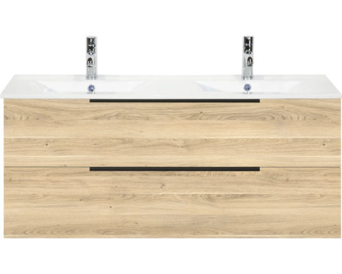 Dubbele wastafel met onderkast in houtlook, witte dubbele wasbak en twee chromen kranen.