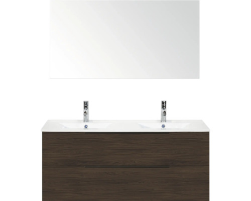 Moderne badkamermeubelset met een donker houtlook, dubbele wastafel, twee verchroomde kranen en een grote rechthoekige spiegel.