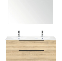 Moderne badkamermeubelset bestaande uit een grote spiegel, een witte dubbele wastafel met twee kranen en een onderkast in eikenlook met twee laden