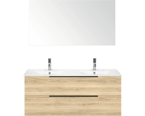 Moderne badkamermeubelset bestaande uit een grote spiegel, een witte dubbele wastafel met twee kranen en een onderkast in eikenlook met twee laden