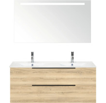 Badkamermeubelset bestaande uit een dubbele wastafel met onderkast in houtlook met twee laden, twee kranen en een spiegel met verlichting.