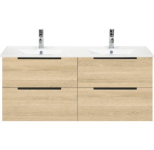 Dubbel wastafelmeubel met witte dubbele wastafel, vier laden in eikenlook en twee verchroomde kranen.
