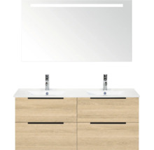 Badmeubelset met dubbele wastafel, onderkast in eikenlook met vier laden, twee kranen en spiegel met lichtstrip.
