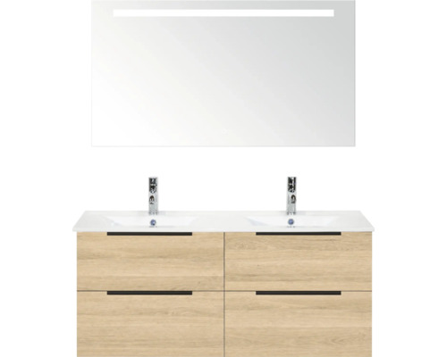 Badmeubelset met dubbele wastafel, onderkast in eikenlook met vier laden, twee kranen en spiegel met lichtstrip.