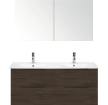 Dubbele wastafel met onderkast in donker houtdecor, twee kranen en tweedeurs spiegelkast.