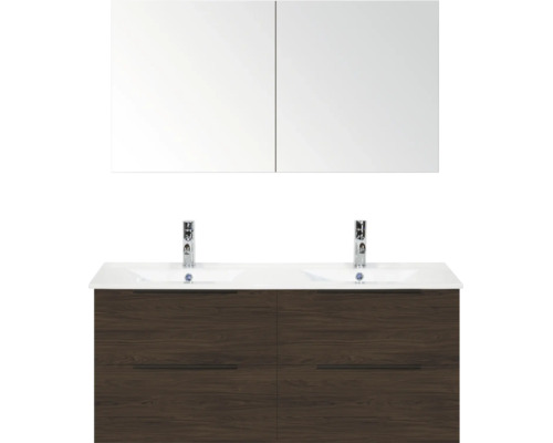 Dubbele wastafel met onderkast in donker houtdecor, twee kranen en tweedeurs spiegelkast.