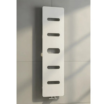 Verticale designradiator in het wit met vijf horizontale uitsparingen.
