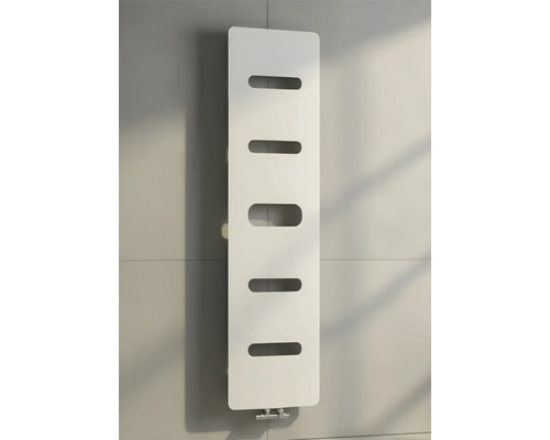 Verticale designradiator in het wit met vijf horizontale uitsparingen.