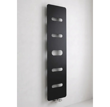 Zwarte verticale designradiator voor wandmontage met een vlakke voorzijde en vijf horizontale ovale uitsparingen.