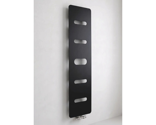 Zwarte verticale designradiator voor wandmontage met een vlakke voorzijde en vijf horizontale ovale uitsparingen.