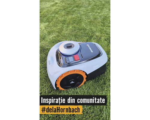 Navimow i105 robotmaaier op een gazon met oranje wielen en bedieningspaneel.